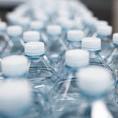 Kunststoffflaschen mit Schraubverschluss bei der Abfüllung der Flüssigkeit.