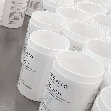 Etikettieurng leerer Verpackungen, im Speziellen, Etikettierung von Airless Dispenser Unterteilen.